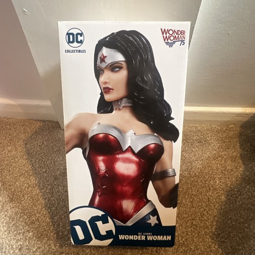 Comics cover girls statue - dc,