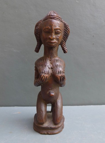 Statua una donna - di,