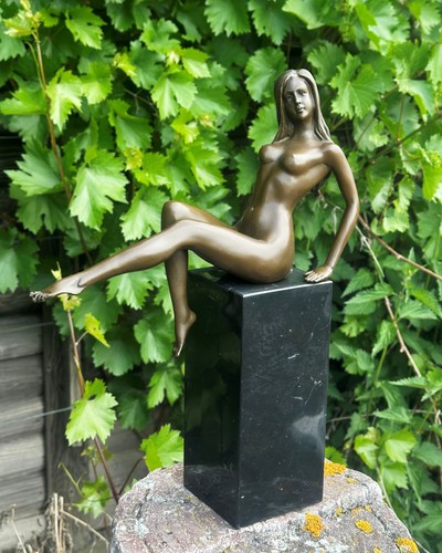 Statua bronzo donna nuda su - nuda,